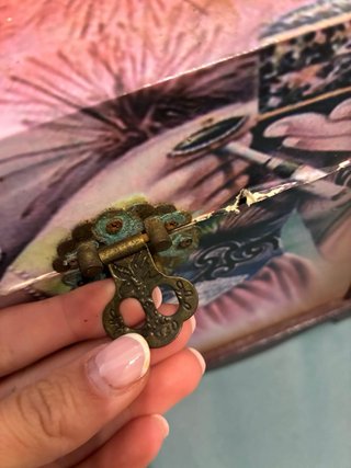 Baúl joyero con tapa curva y diseño oriental