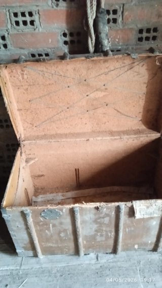 Mueble antiguo de madera oscuro