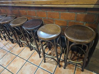 Taburetes rústicos de madera