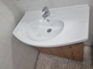 Mueble de baño con lavabo de cerámica