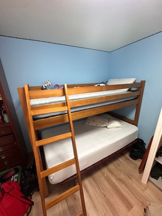 Litera madera con colchón y escalera