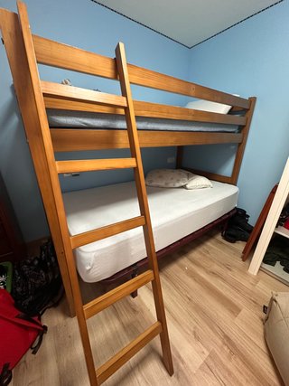 Litera madera con colchón y escalera