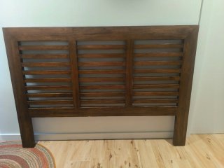 Cabecero y mesillas de madera maciza