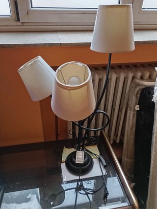 Lámpara de mesa de tela y metal