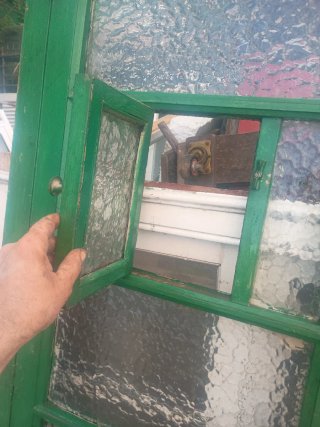 Puerta antigua de madera con cristales