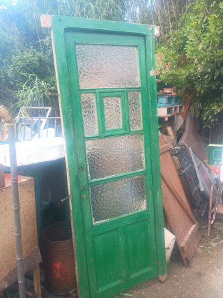 Puerta antigua de madera con cristales
