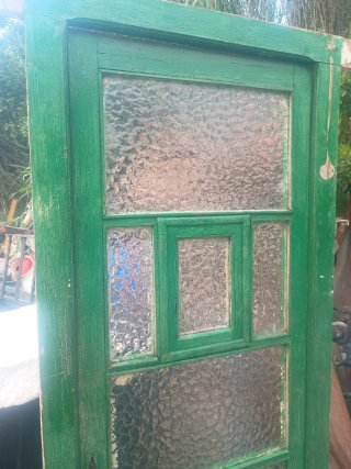 Puerta antigua de madera con cristales