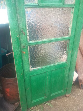 Puerta antigua de madera con cristales