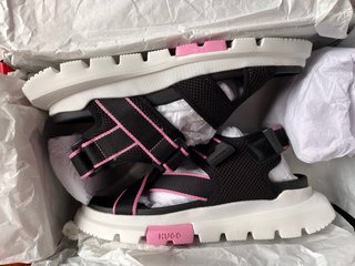 Sandalias Hugo Boss Negras y Rosas