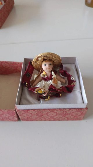 Muñecas de porcelana en cajas.