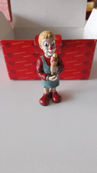 Muñecas de porcelana en cajas.