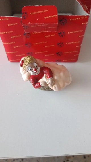 Muñecas de porcelana en cajas.