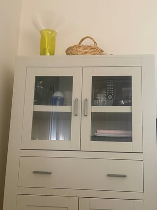 Vitrina de madera con puertas en cristal