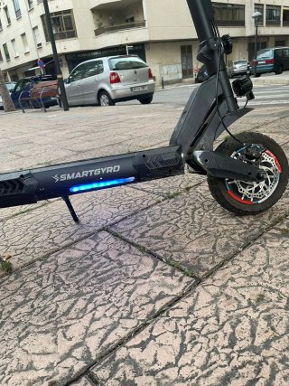 Patinete eléctrico negro