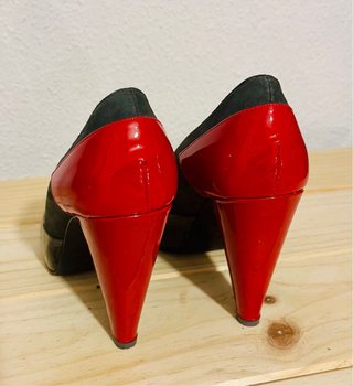 Tacones Antonio Pernas charol rojo y negro