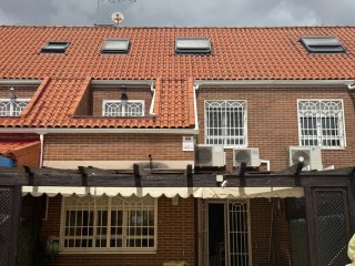 Pérgola de madera marrón
