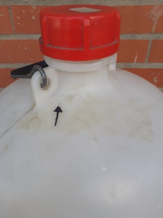 Bidón blanco con grifo