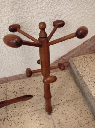 Perchero de pie madera 8 brazos clásico