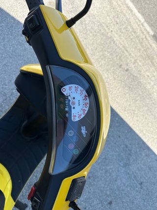 Piaggio Zip 50 Scooter Amarillo