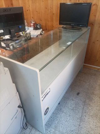 Mostrador de tienda cristal y madera gris