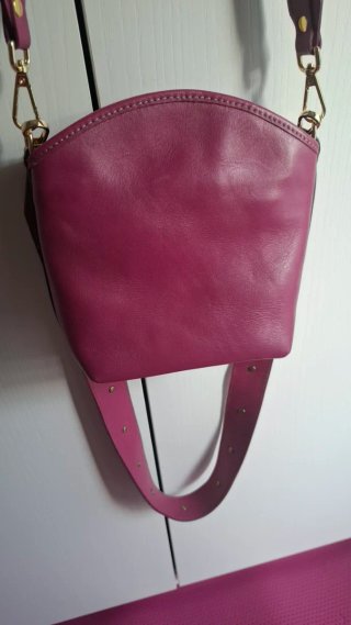 Bolso rosa estilo mensajero