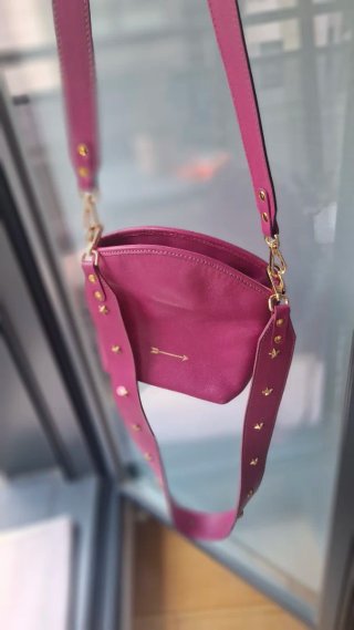 Bolso rosa estilo mensajero