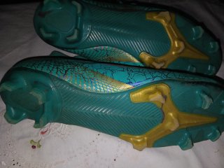 Botas de fútbol turquesa con diseño