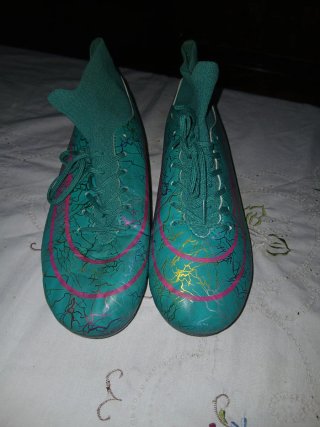 Botas de fútbol turquesa con diseño