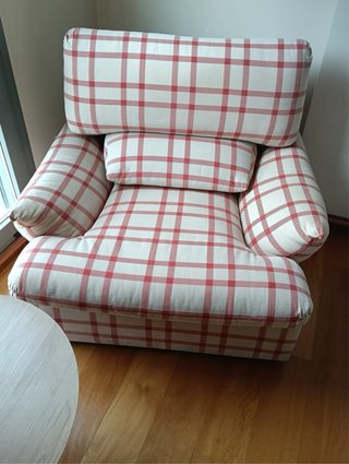 Sillón de tela a cuadros rojo y blanco