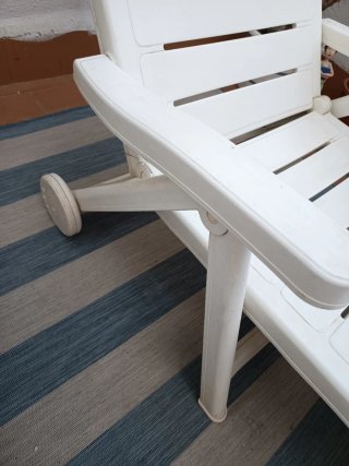 Tumbona regulable y plegable con ruedas