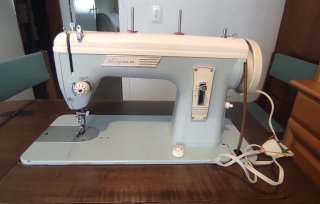 Máquina de coser Sigma con mueble