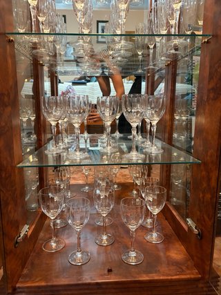 Vidriera vintage con 47 copas de cristal