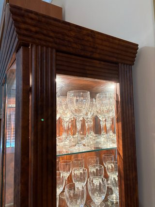 Vidriera vintage con 47 copas de cristal