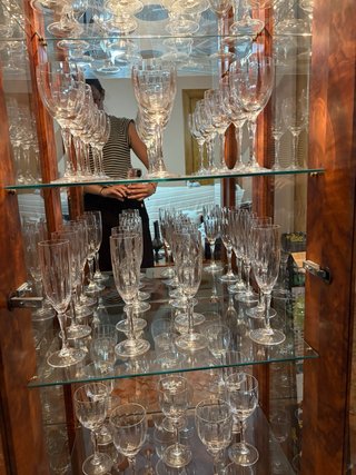 Vidriera vintage con 47 copas de cristal