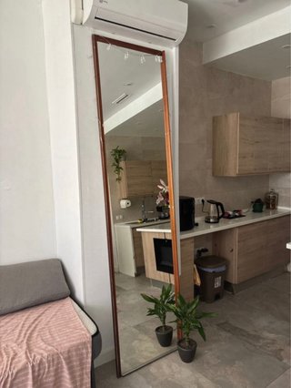 Espejo con bordes de madera