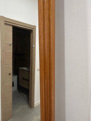 Espejo con bordes de madera