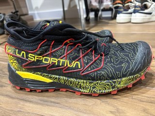 Zapatillas Trail Running Negras y Rojas