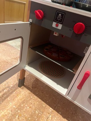 Cocinita de madera con accesorios