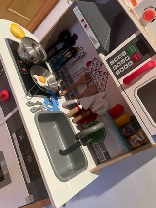 Cocinita de madera con accesorios
