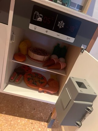 Cocinita de madera con accesorios