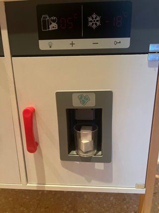 Cocinita de madera con accesorios