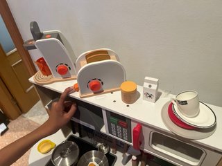 Cocinita de madera con accesorios