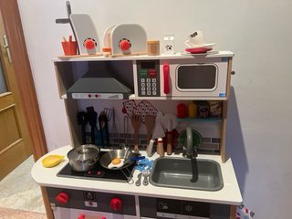 Cocinita de madera con accesorios