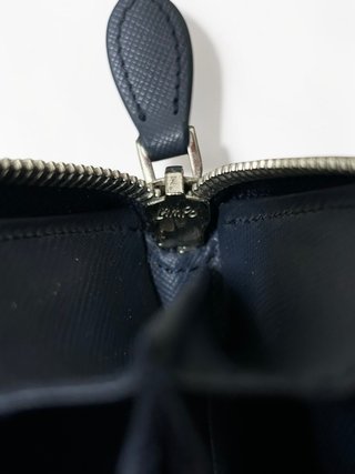 Portafoglio con cerniera Prada Saffiano in pelle navy