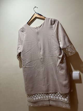 Vestido elegante beige con encaje