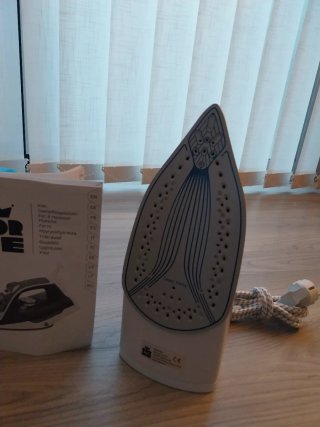 Plancha de ropa azul y blanca