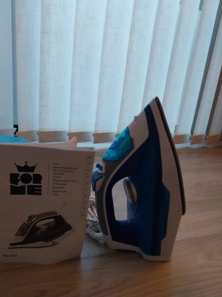 Plancha de ropa azul y blanca