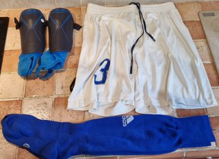 Completo Calcio: Pantaloncino, Calzettoni, Parasti