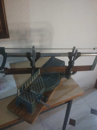 Sierra ingletadora manual con soporte