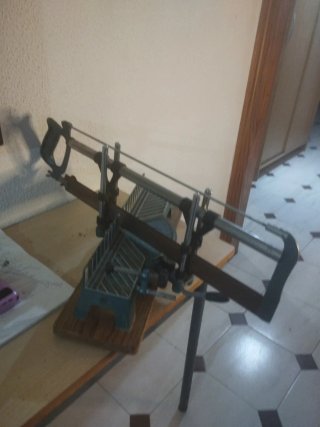 Sierra ingletadora manual con soporte